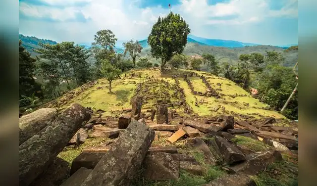 Gunung Padang nació en el Paleolítico y sumó cambios en varias épocas. Foto: Archaeological Prospection. John Wiley & Sons Ltd.
