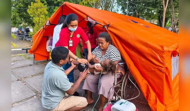 Habitantes de Maumere, una de las mayores ciudades de la isla de Flores, empezaron a trasladarse a terrenos más elevados, tras el terremoto. Foto: AFP