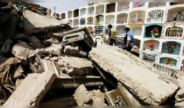 Un sismo de 7.9 destruyó la mayor parte de la infraestructura de la ciudad de Pisco y dejó un saldo de 596 fallecidos en 3 regiones. Foto: AFP