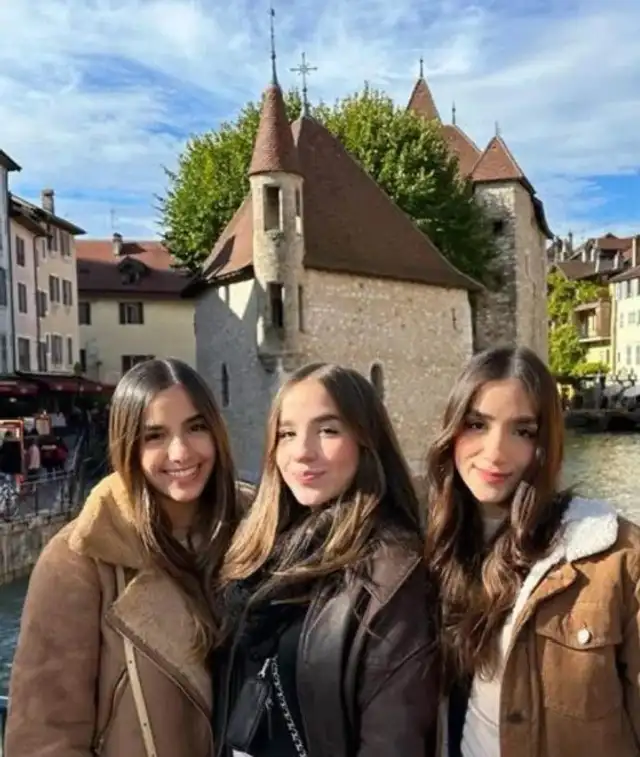 Ana María, Isabella y Sofía Saavedra, las trillizas Saavedra, durante un viaje. Foto: Cortesía de la familia/Telemundo Ana María, Isabella y Sofía Saavedra, las trillizas Saavedra, durante un viaje. Foto: Cortesía de la familia/Telemundo