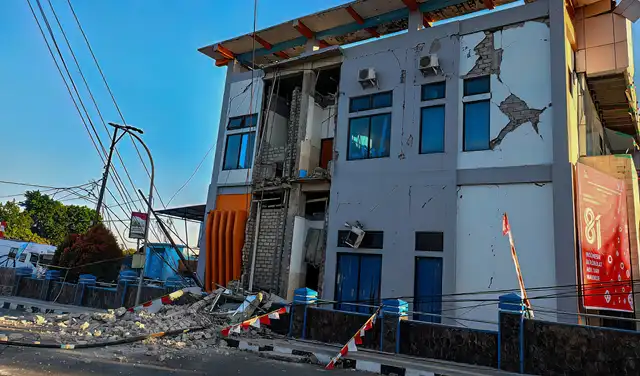 El terremoto dejó daños en oficinas y centros de trabajo. Foto: AFP El terremoto dejó daños en oficinas y centros de trabajo. Foto: AFP