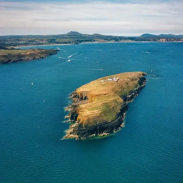 Vista aérea de la isla San Tudwal. Foto: Instagram/beargrylls Vista aérea de la isla San Tudwal. Foto: Instagram/beargrylls