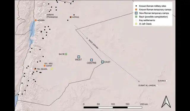 Un mapa que muestra que tres campamentos romanos corren en línea aproximadamente de este a sur hacia el desierto desde un oasis en Bayir. Foto: Antiquity