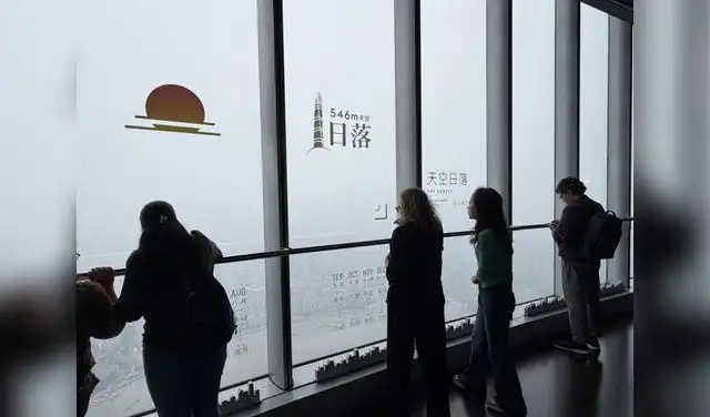 Los visitantes disfrutan de una vista panorámica en la Shanghái Tower pese a la bruma que cubre la ciudad. Foto: La República/Jennifer Valqui Los visitantes disfrutan de una vista panorámica en la Shanghái Tower pese a la bruma que cubre la ciudad. Foto: La República/Jennifer Valqui
