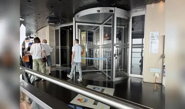 El trayecto en ascensor hasta el piso 118 de la Shanghái Tower requiere menos de un minuto. Foto: La República/Jennifer Valqui El trayecto en ascensor hasta el piso 118 de la Shanghái Tower requiere menos de un minuto. Foto: La República/Jennifer Valqui