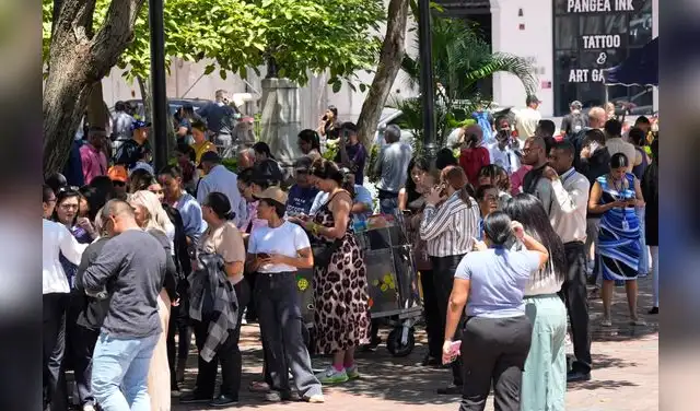Personas evacuadas de un edificio se congregan en una plaza tras el fuerte terremoto que azotó el país.